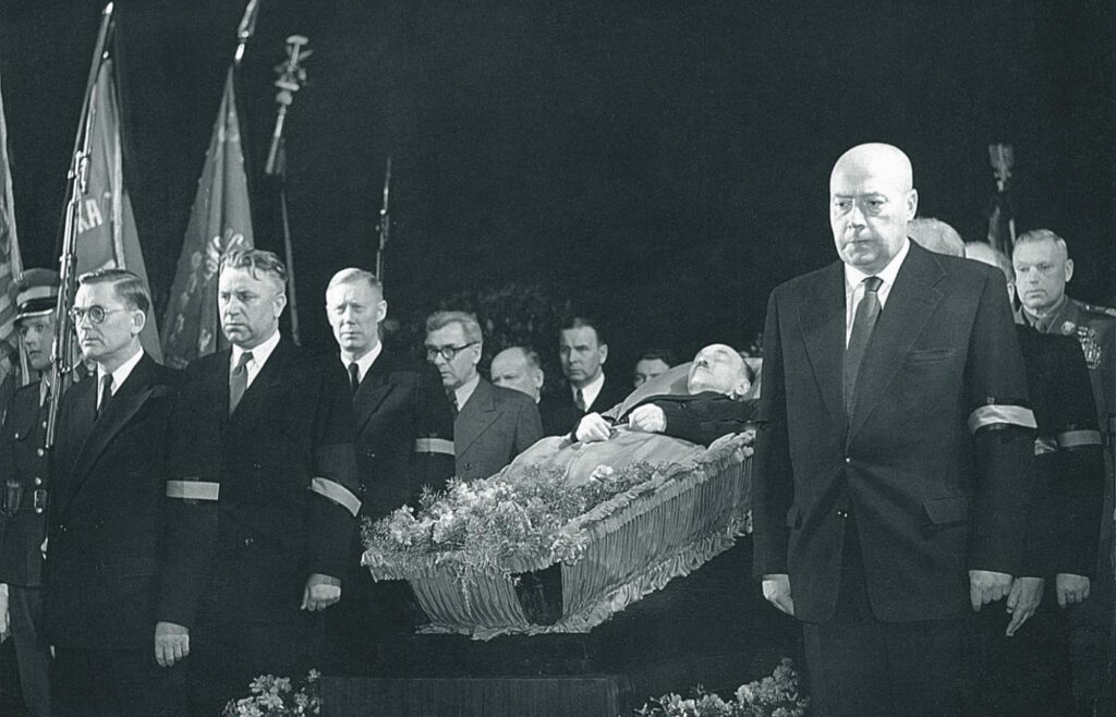 Pogrzeb Bolesława Bieruta Warszawa 1956 – trumna z ciałem sowieckiego namiestnika w Polsce