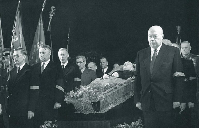 Pogrzeb Bolesława Bieruta Warszawa 1956 – trumna z ciałem sowieckiego namiestnika w Polsce