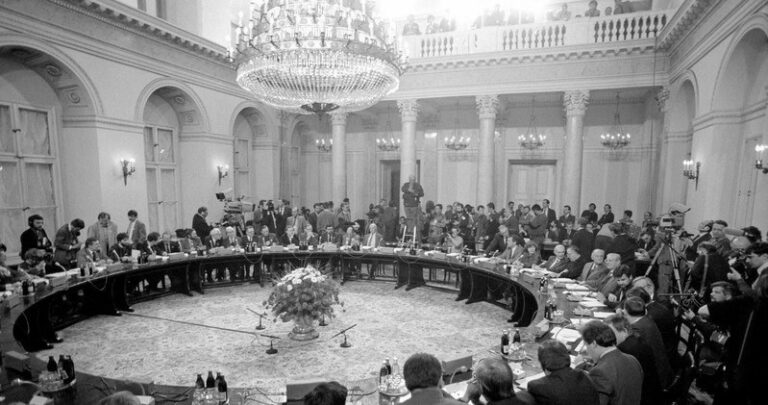 Obrady Okrągłego Stołu 1989 – pakt komunistów z częścią opozycji