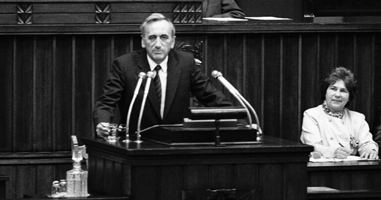 Tadeusz Mazowiecki ogłasza »grubą kreskę« – amnestia dla komunistów